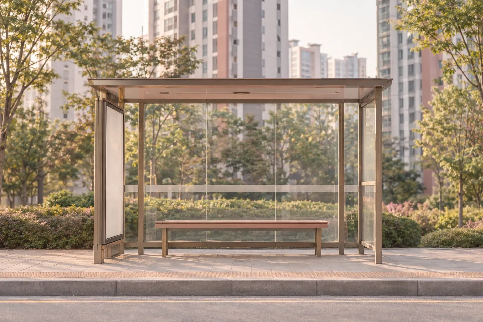 아파트 단지 앞 버스 정류장과 가로수, 늦은 오후의 햇빛